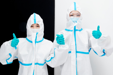 穿白色防护服佩戴护目镜口罩的女性医疗人员