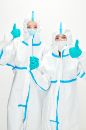 穿白色防护服佩戴护目镜口罩的女性医疗人员