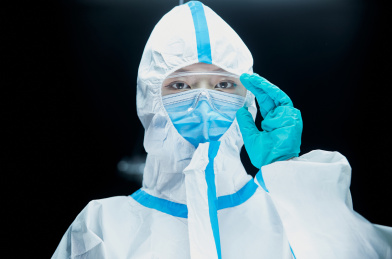 穿白色防护服佩戴护目镜口罩的女性医疗人员