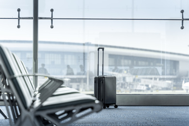 放在机场候机楼的行李箱