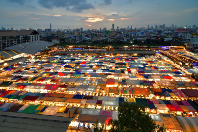 东南亚泰国曼谷差拉达火车夜市