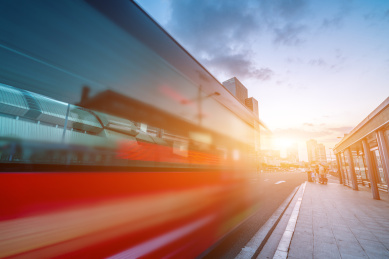 公交巴士站台和车流轨迹