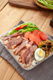 餐桌餐垫上的猪肉套餐