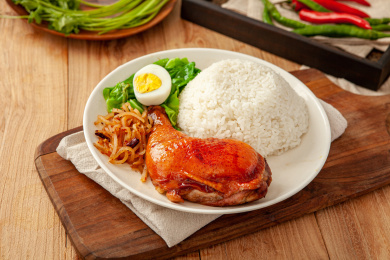 餐桌上木砧板上的鸡腿套餐