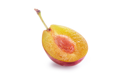 新疆西梅切开半个果肉白底