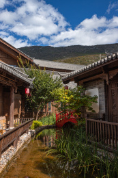 中国云南丽江高山下的精巧建筑