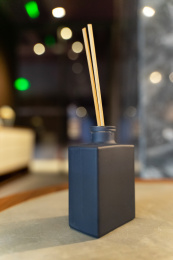 桌子上的墨水瓶