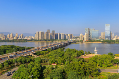 中国福建福州市江滨大道周边建筑群