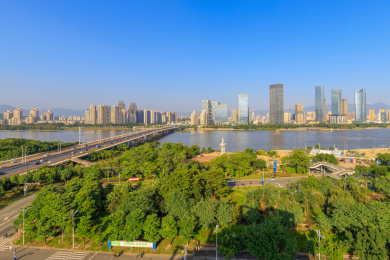 中国福建福州市江滨大道周边建筑群