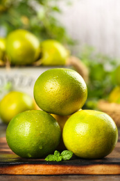 木板上放着四个完整的武鸣皇帝柑