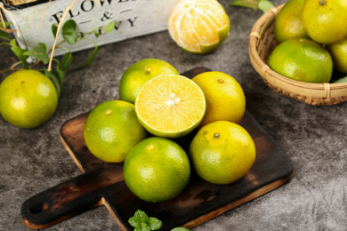 木板上放着一堆新的武鸣皇帝柑