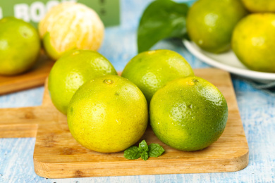 木板上放着四个完整的武鸣皇帝柑