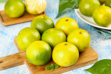 木板上放着一堆新的武鸣皇帝柑