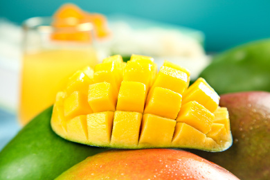 一堆凯特芒果和一个半边切开的芒果