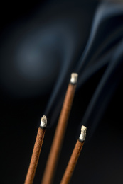 传统线香特写黑色背景