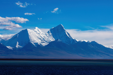 中国西藏日喀则卓木拉日雪山与多庆错
