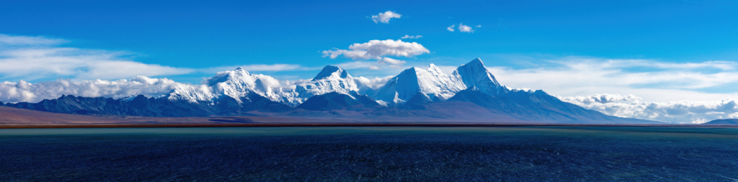 中国西藏日喀则卓木拉日雪山与多庆错