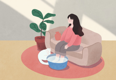 猫咪和泡脚的少女