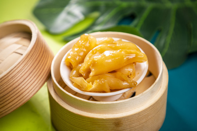  蓝绿色卡纸上放着一份金汤花胶