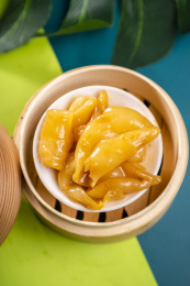  蓝绿色卡纸上放着一份金汤花胶