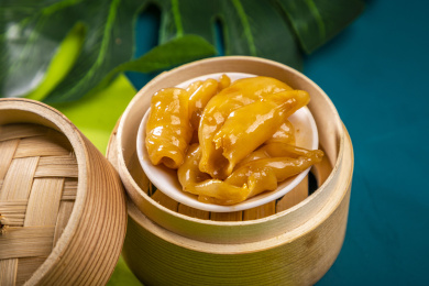  蓝绿色卡纸上放着一份金汤花胶