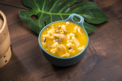  蓝绿色卡纸上放着一份金汤花胶