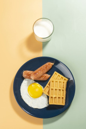 营养早餐煎香肠煎蛋牛奶面包黄色莫兰迪色系