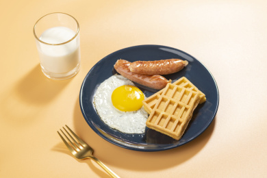 营养早餐煎香肠煎蛋牛奶面包黄色莫兰迪色系