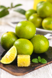 深底上放着一堆武鸣皇帝柑