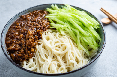 中国传统特色面食炸酱面