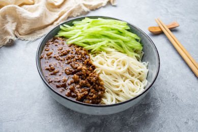 中国传统特色面食炸酱面