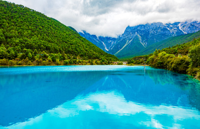 丽江玉龙雪山景区里的蓝月谷