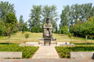 河南汤阴羑里城周文王塑像