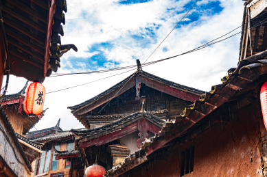 中国云南丽江束河古镇的古巷