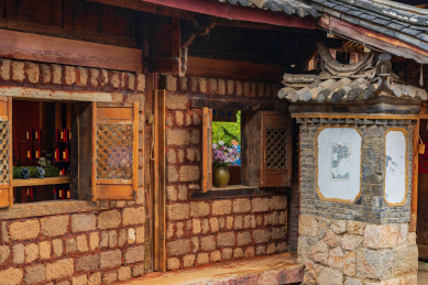 中国云南丽江束河古镇的古巷