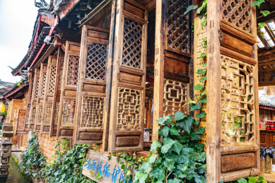 中国云南丽江束河古镇的古巷