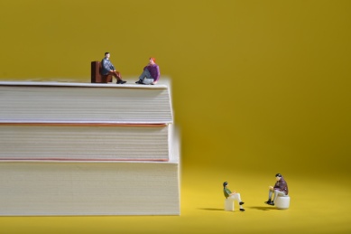 书籍与微缩小人的微缩摄影，关于学历与地位