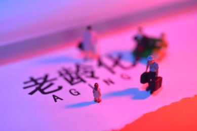 蓝红色调微缩摄影，日益严重的老龄化社会