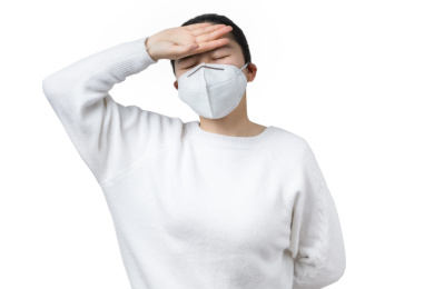 生病戴着口罩的女生，白色背景