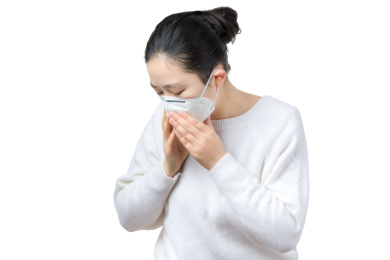 生病戴着口罩的女生，白色背景