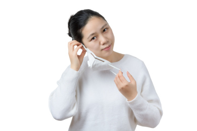 生病戴着口罩的女生，白色背景