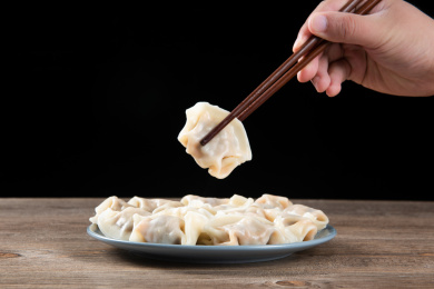 饺子水饺，筷子夹起饺子特写