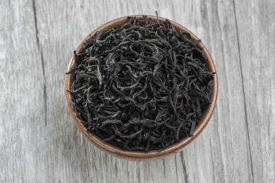 瓷碗里放着正山小种红茶叶