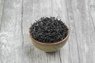 瓷碗里放着正山小种红茶叶