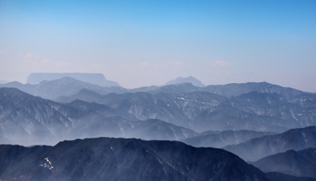 从峨眉山金顶远眺大瓦山和横断山脉群山