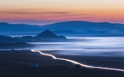 中国内蒙古乌兰布统秋日草原风光蓝调晨曦