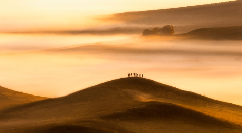 中国内蒙古乌兰布统秋日草原风光的摄影人