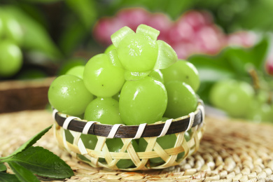 草编垫上放着一蓝香印青提