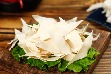 木底上放着一堆宽面片