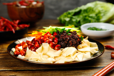 木底上放着一盘手工凉面